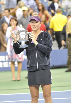 stosur_trophy_us2011_ceremony_45